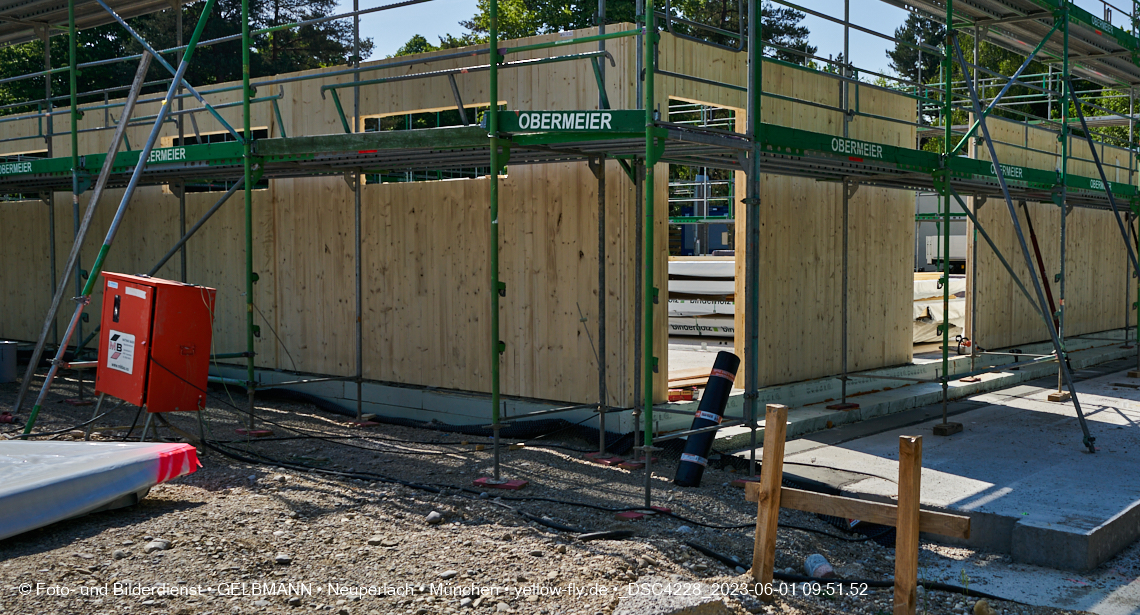 01.06.2023 - Neue Holzwände für das Haus für Kinder in Neuperlach in München